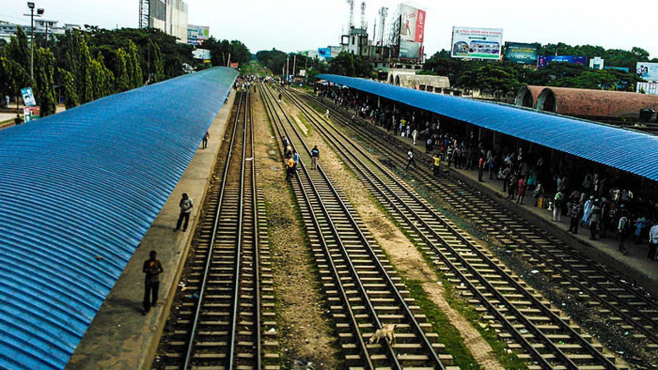 বিমানবন্দর রেল ক্রসিং এলাকায় ট্রেনে কাটা পড়ে অজ্ঞাত ব্যক্তির মৃত্যু