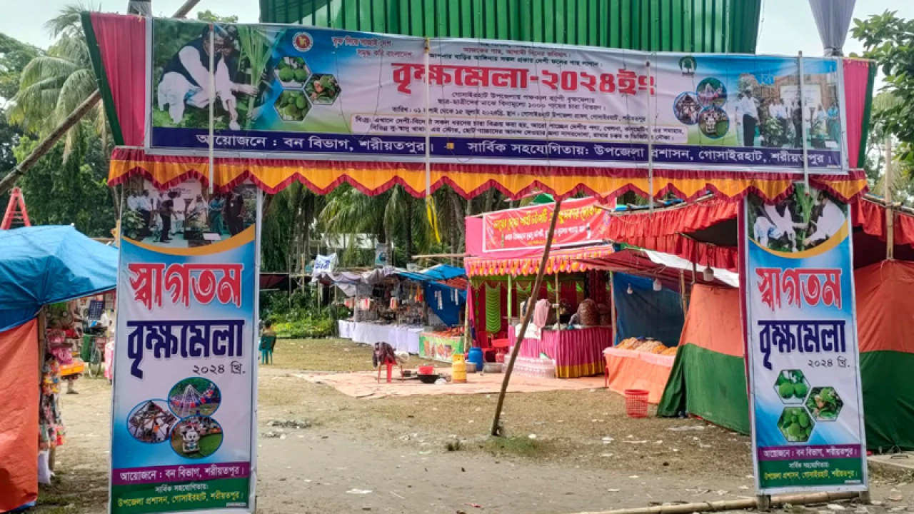 বৃক্ষমেলার ৩৯ দোকানের ৩৮টিতে ফুচকা-কসমেটিকস, একটিতে গাছ