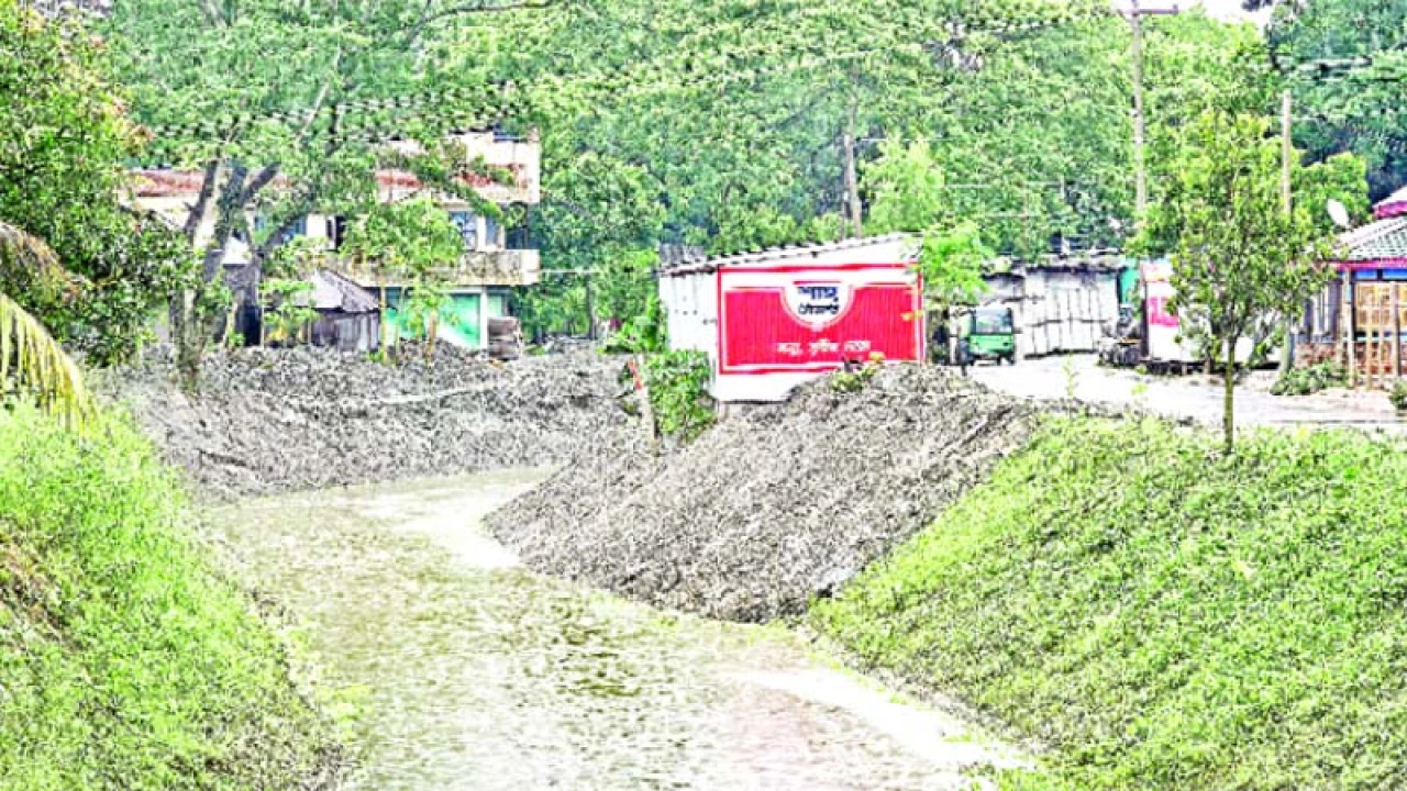 অবৈধ স্থাপনা রেখেই চলছে খাল খনন