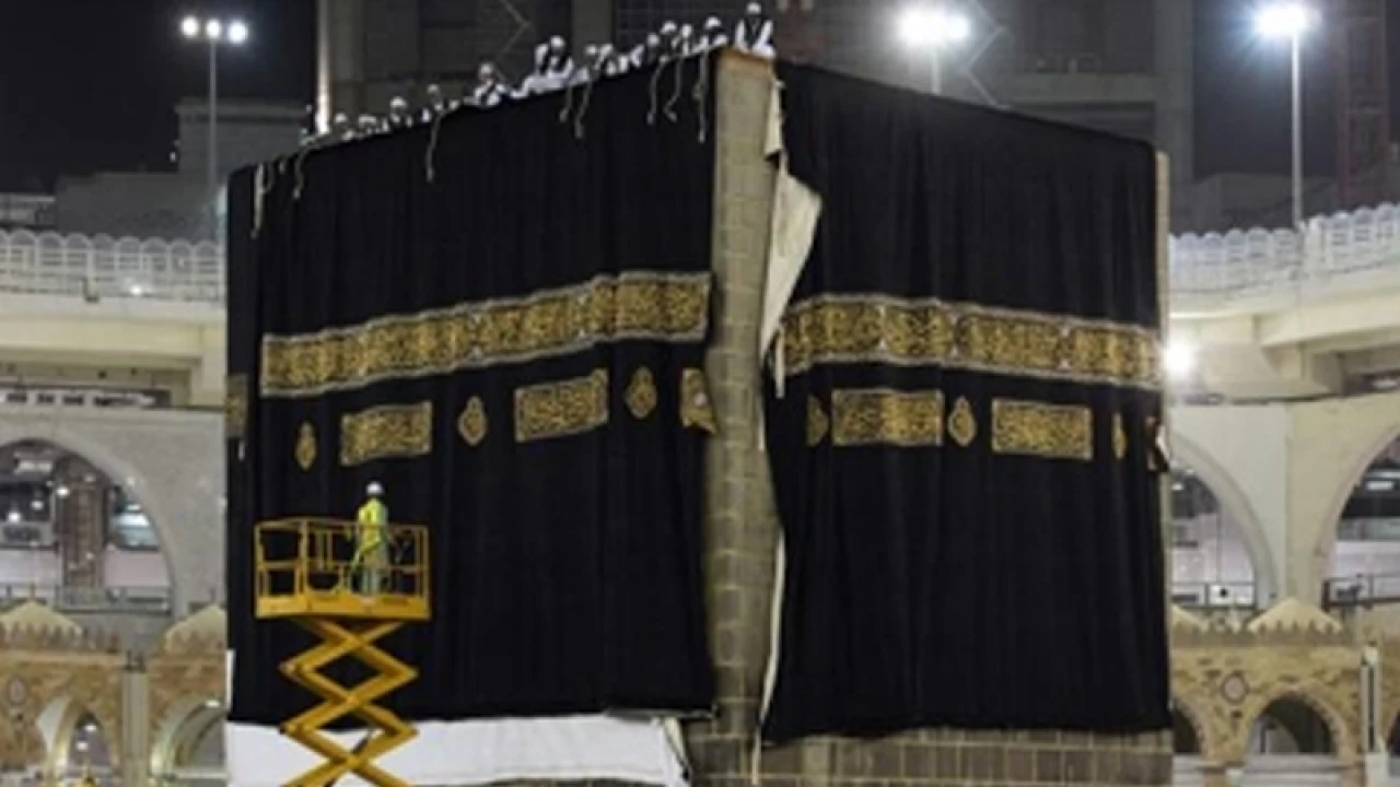 পবিত্র কাবায় নতুন গিলাফ
