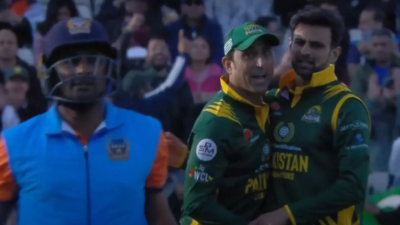 কামরান-শোয়েবে ভর করে ভারতকে হারিয়ে দিল পাকিস্তান