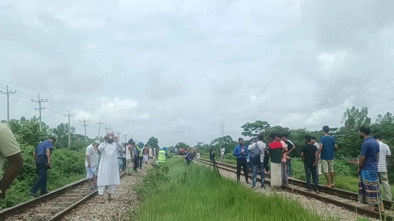 নরসিংদীতে ট্রেনে কাটা পড়ে নিহত ৫