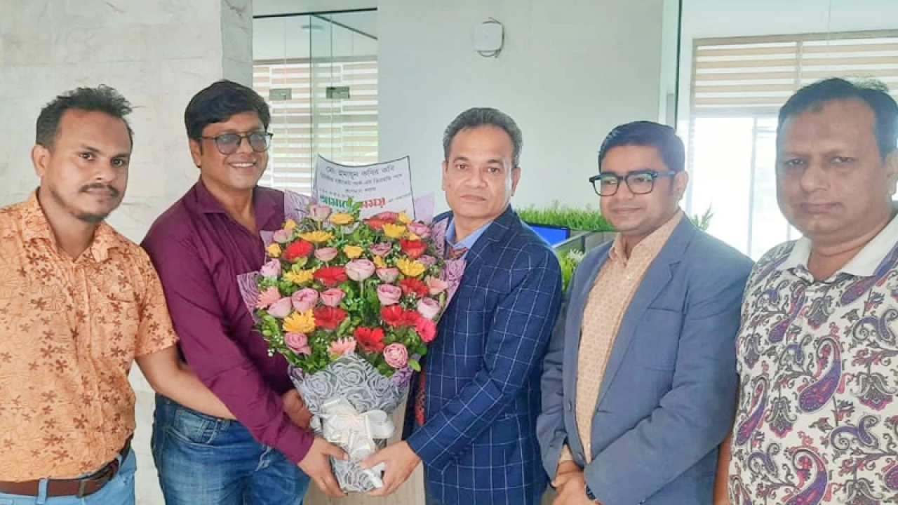 মিনিস্টার হাইটেক পার্কের উপ-ব্যবস্থাপনা পরিচালককে ফুলেল শুভেচ্ছা