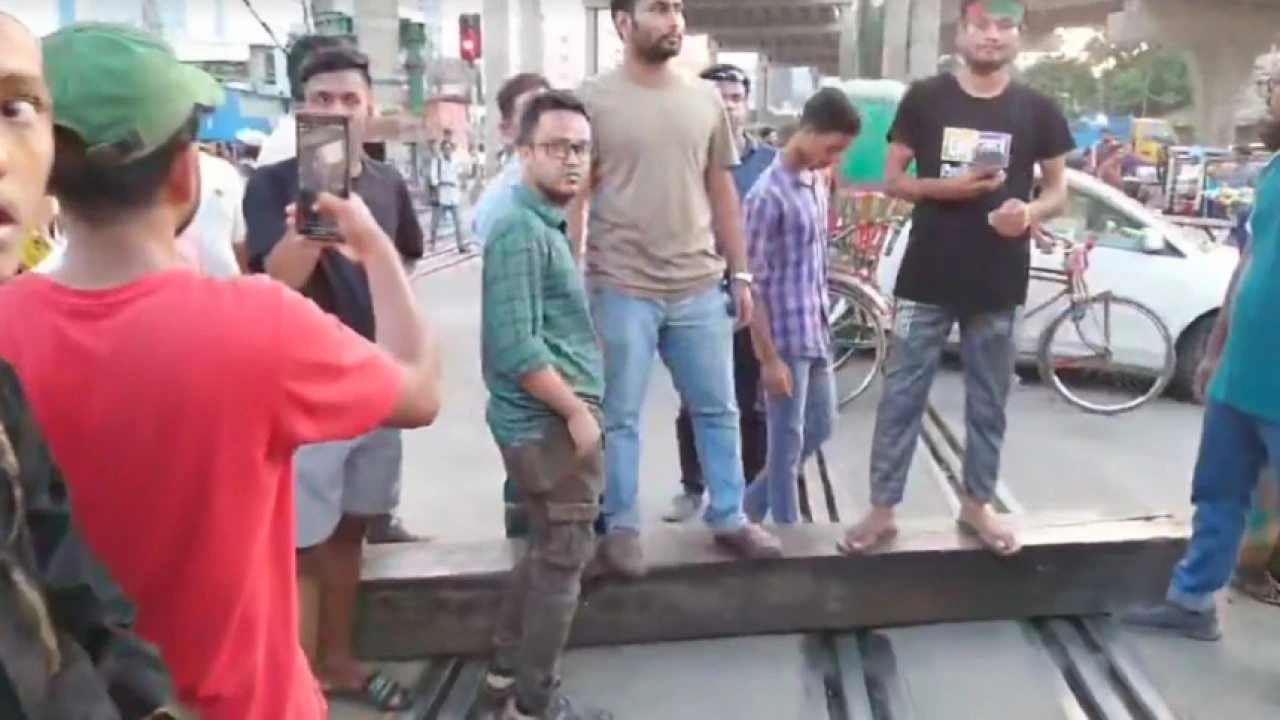 রাজধানীতে রেললাইন অবরোধ করলেন কোটাবিরোধীরা