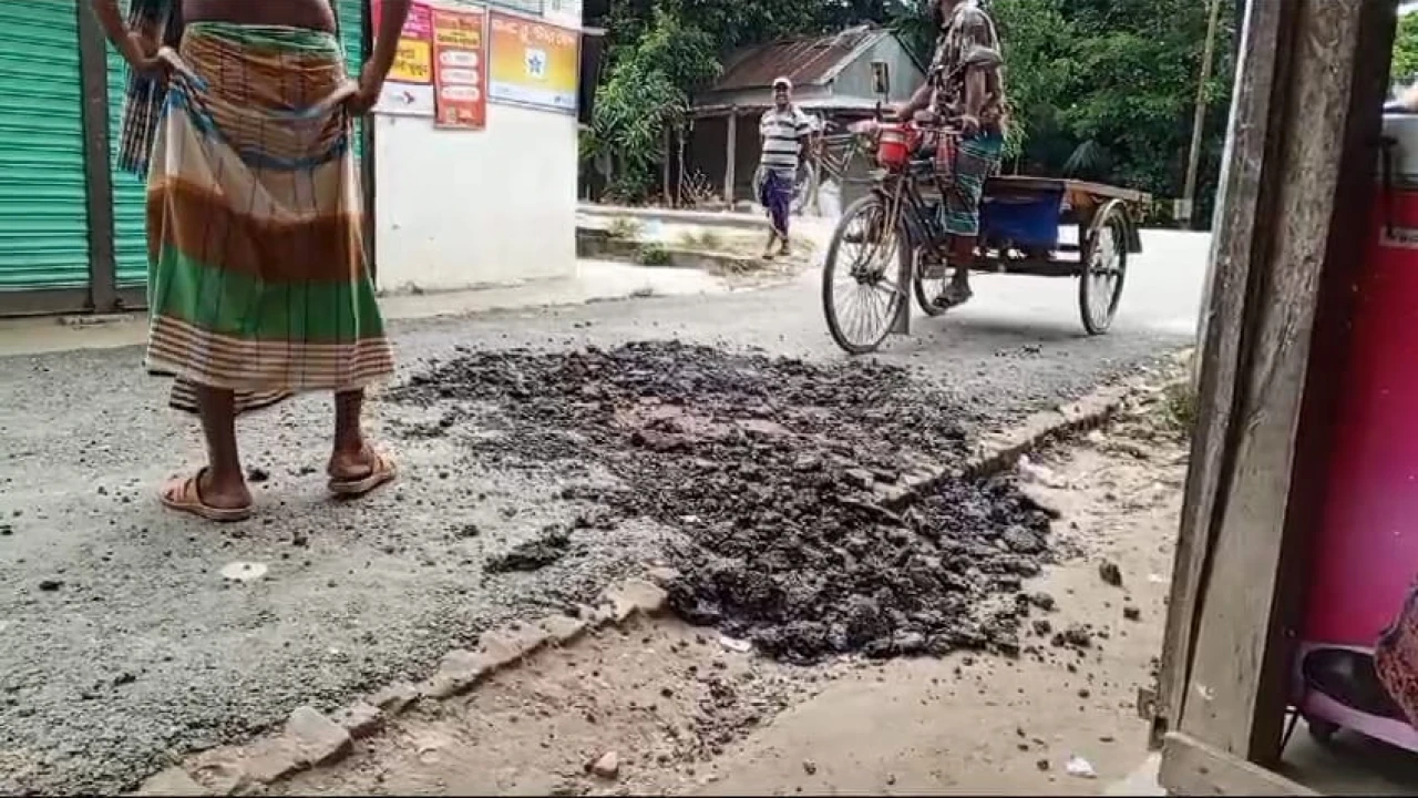 সপ্তাহ না যেতেই উঠে যাচ্ছে কোটি টাকার রাস্তার কার্পেটিং