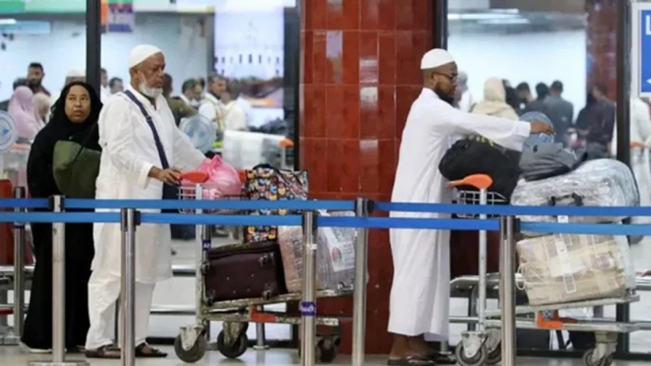 হজ শেষে দেশে ফিরেছেন ৬১ হাজার ৭৫ জন হাজি
