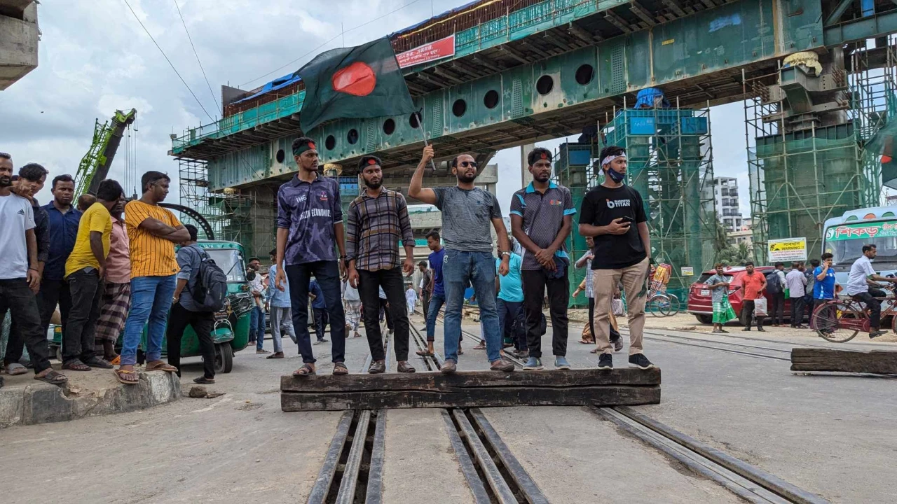 রনির নেতৃত্বে কারওয়ান বাজার রেললাইন অবরোধ