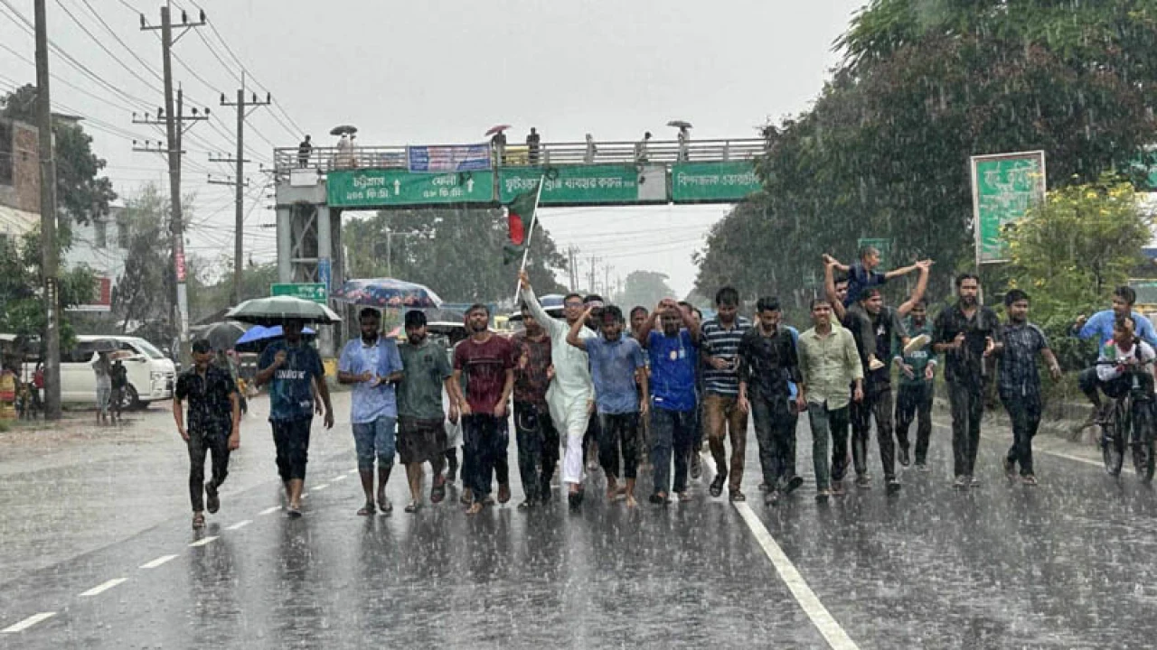 বৃষ্টি উপেক্ষা করেই চলছে কুবি শিক্ষার্থীদের অবরোধ