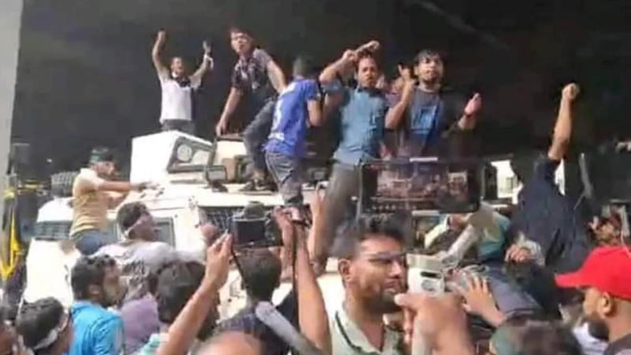 পুলিশের জলকামানে উঠে বিক্ষোভ শিক্ষার্থীদের