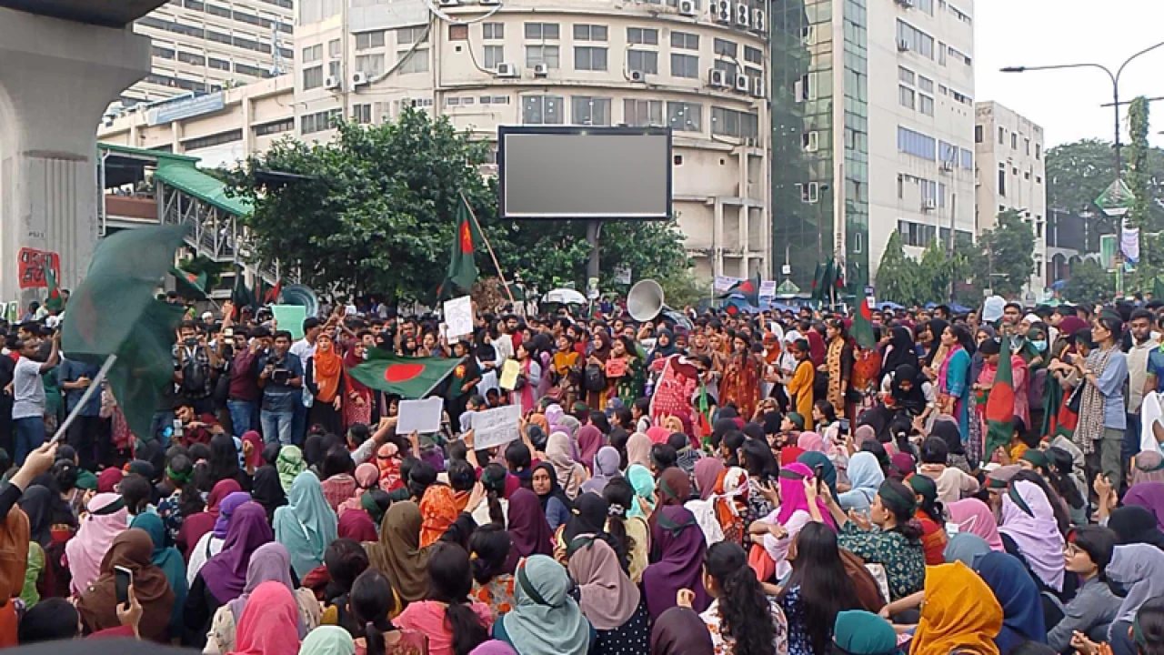 ফটকের তালা ভেঙে শাহবাগে জবি শিক্ষার্থীরা