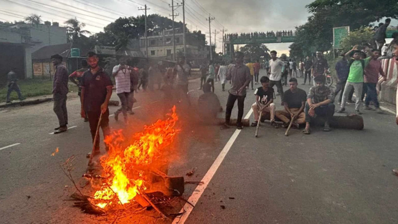 পুলিশের লাঠিচার্জের পরও মহাসড়কে কুবি শিক্ষার্থীরা