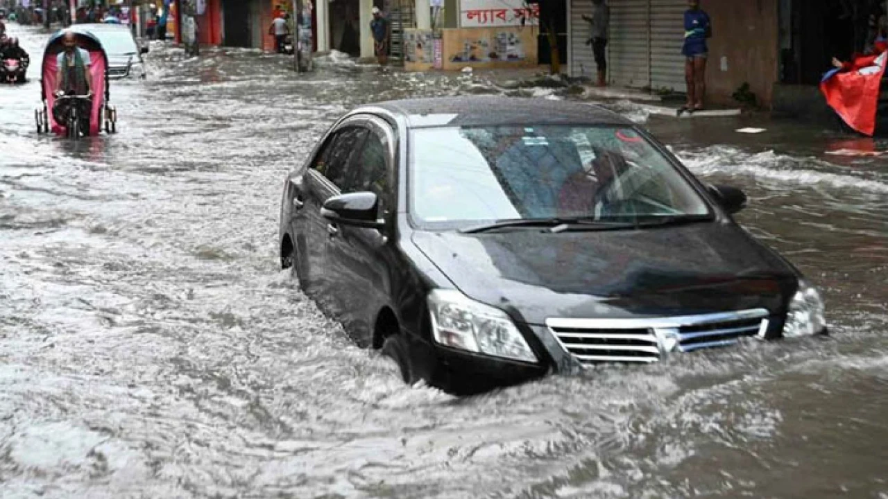 বৃষ্টিতে ডুবে গেছে ঢাকার সড়ক-অলিগলি