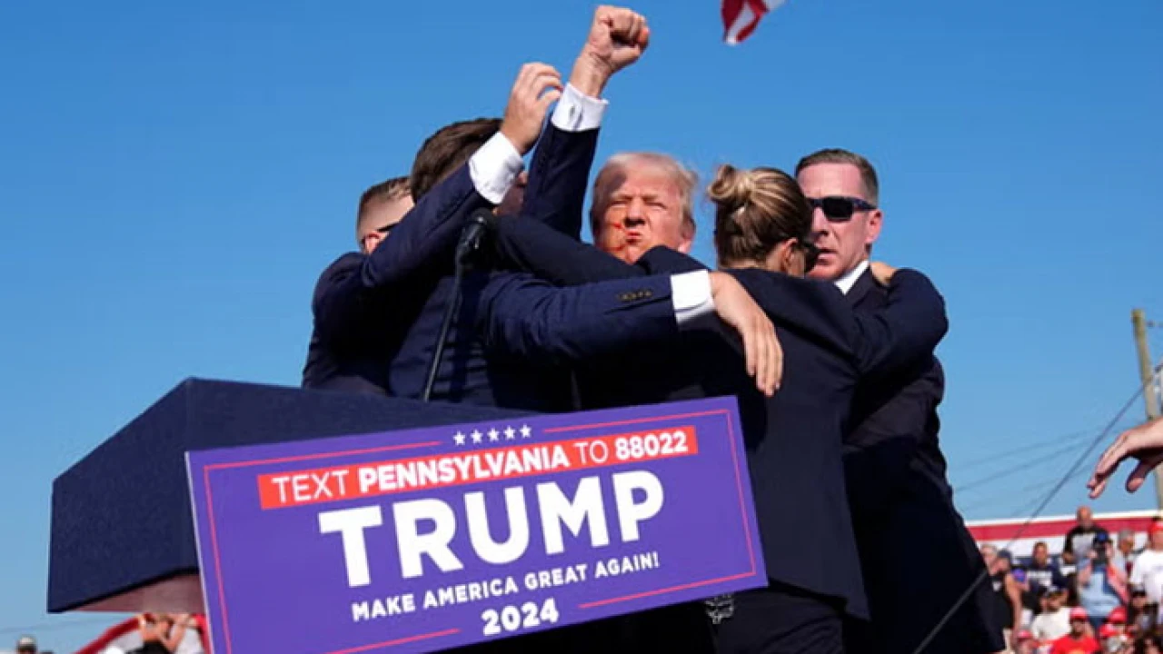 গুলিতে ডান কান ফুটো হয়ে গেছে ট্রাম্পের (ভিডিও)