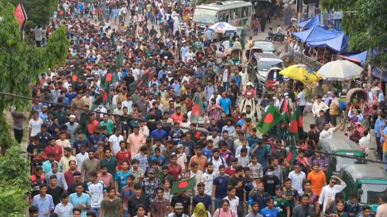 বঙ্গভবন অভিমুখে গণপদযাত্রা শুরু করেছে শিক্ষার্থীরা (ভিডিও)