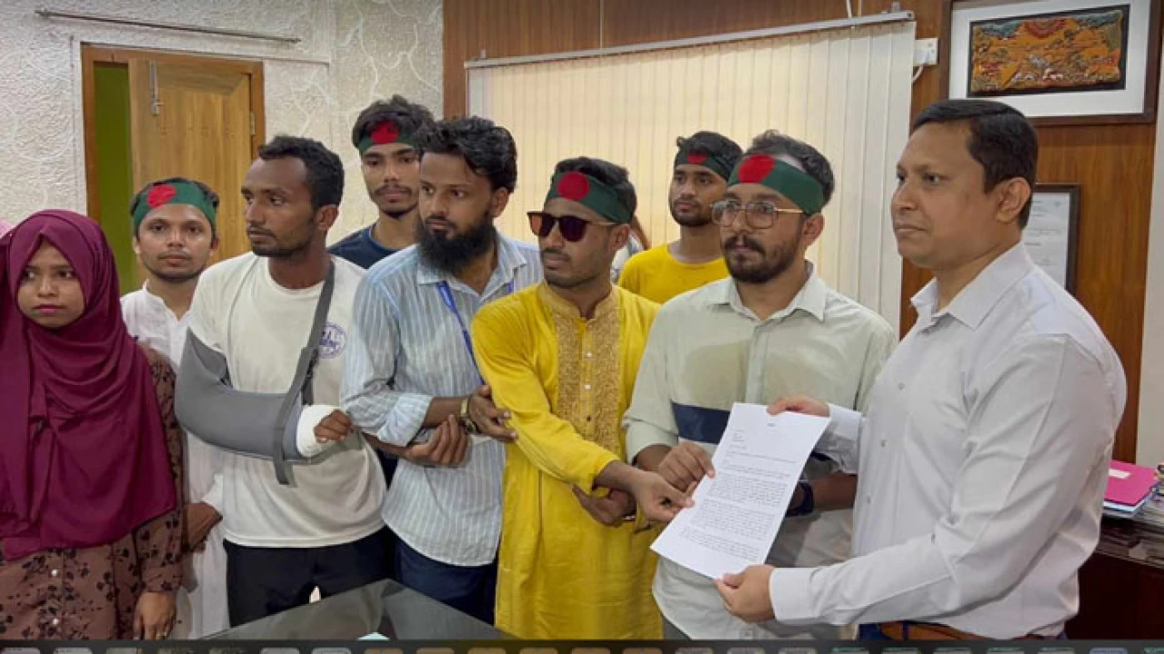 কুমিল্লায় শিক্ষার্থীদের পক্ষ থেকে স্মারকলিপি প্রদান