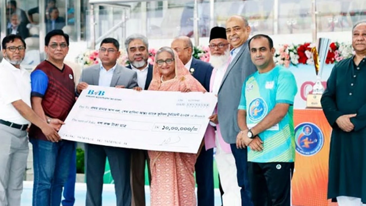 ফুটবল টুর্নামেন্টে ফার্স্ট রানার্স-আপ ফার্স্ট সিকিউরিটি ইসলামী ব্যাংক