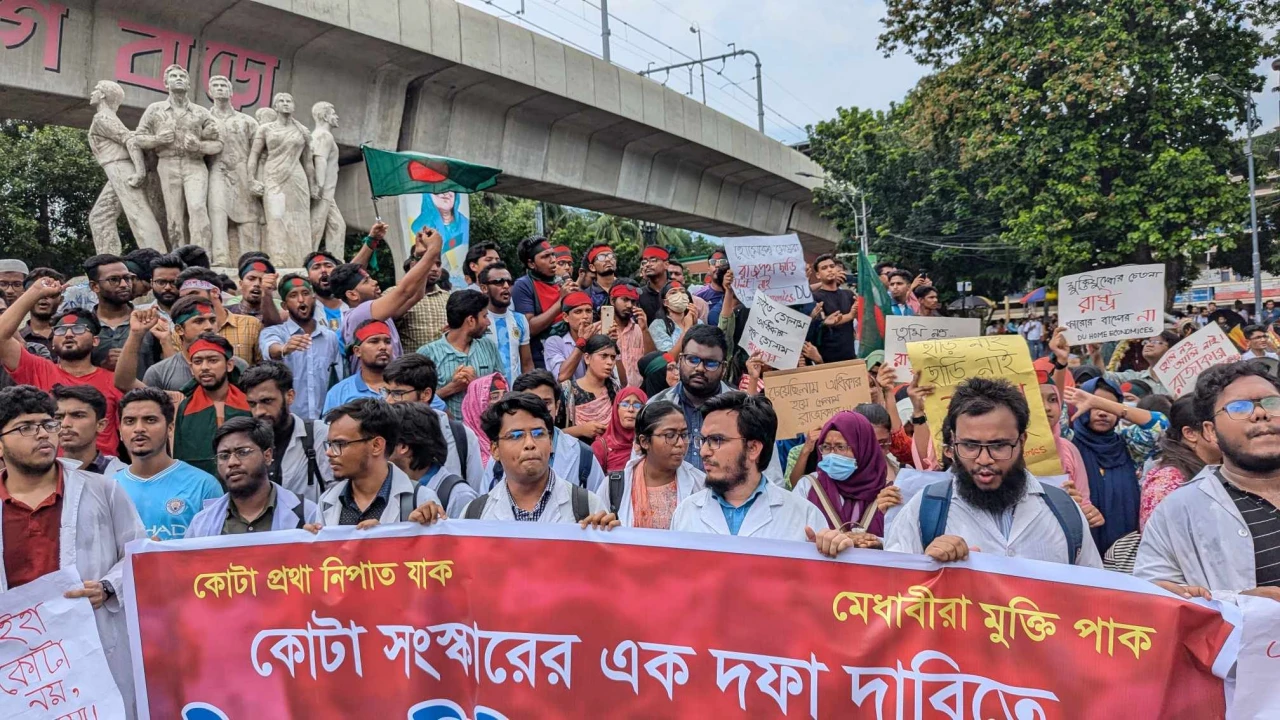 প্রধানমন্ত্রীর বক্তব্য প্রত্যাহারের দাবিতে টিএসসিতে শিক্ষার্থীদের বিক্ষোভ (ভিডিও)