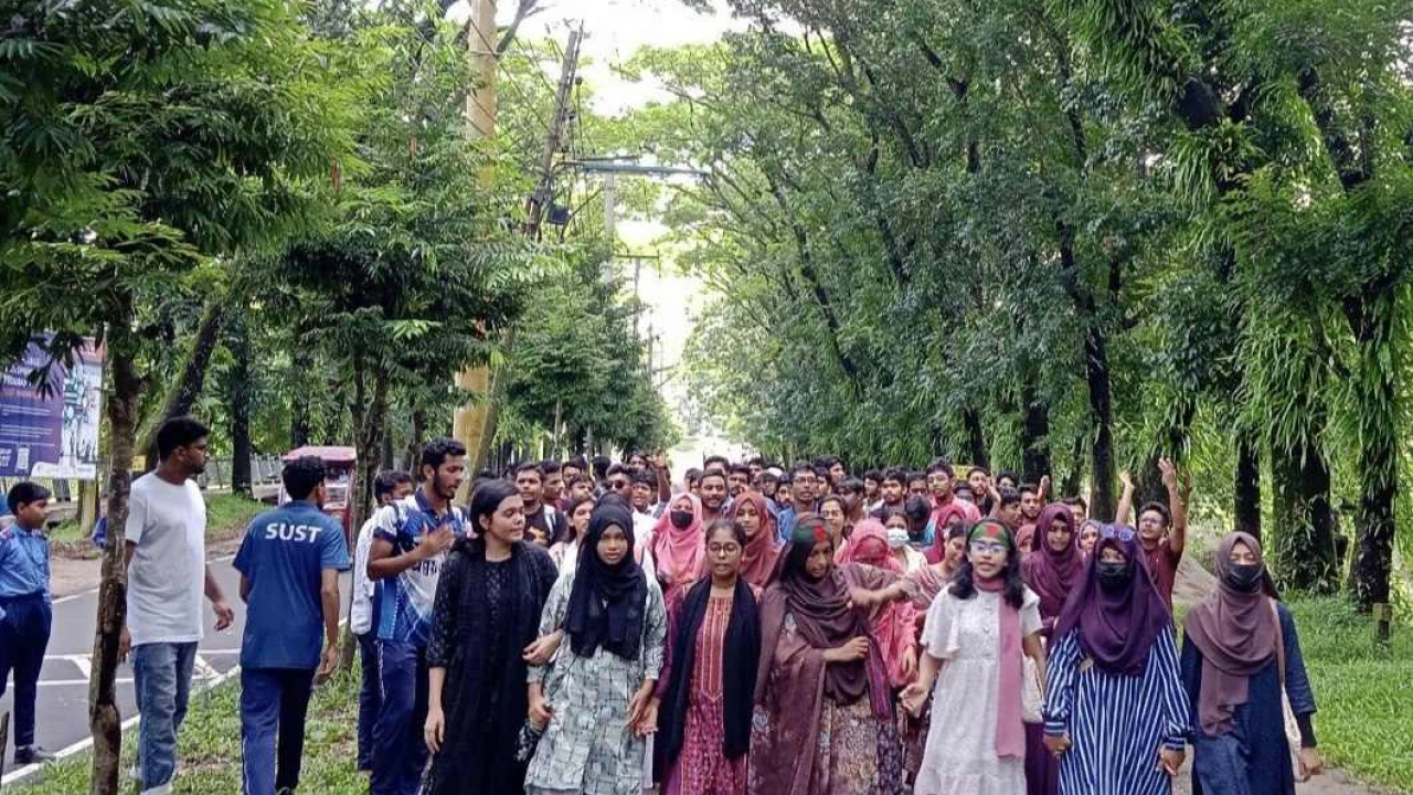 শাবিপ্রবিতে শিক্ষার্থীদের ওপর হামলার ঘটনায় বিক্ষোভ