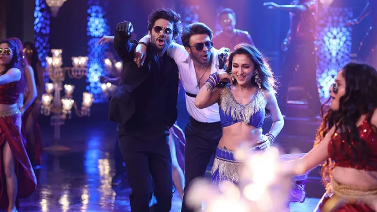 ‘তুফান’র ‘লাগে উরাধুরা’ গান নিয়ে গীতিকারের অভিযোগ