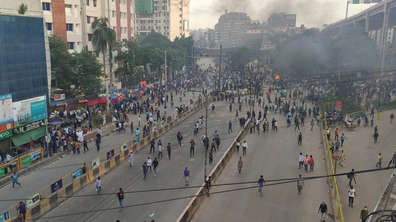 মহাখালীতে ত্রিমুখী সংঘর্ষ, ২ মোটরসাইকেলে আগুন