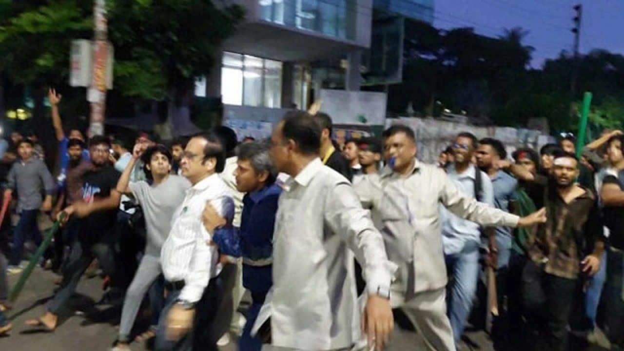 আন্দোলনকারীদের তোপের মুখে হাসপাতালে আশ্রয় নিলেন হাজী সেলিম