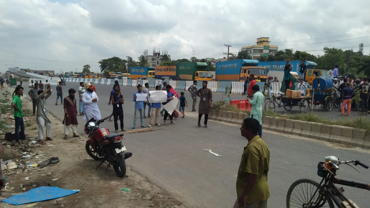 ঢাকা-নারায়ণগঞ্জ লিংক রোড অবরোধ করে বিক্ষোভ