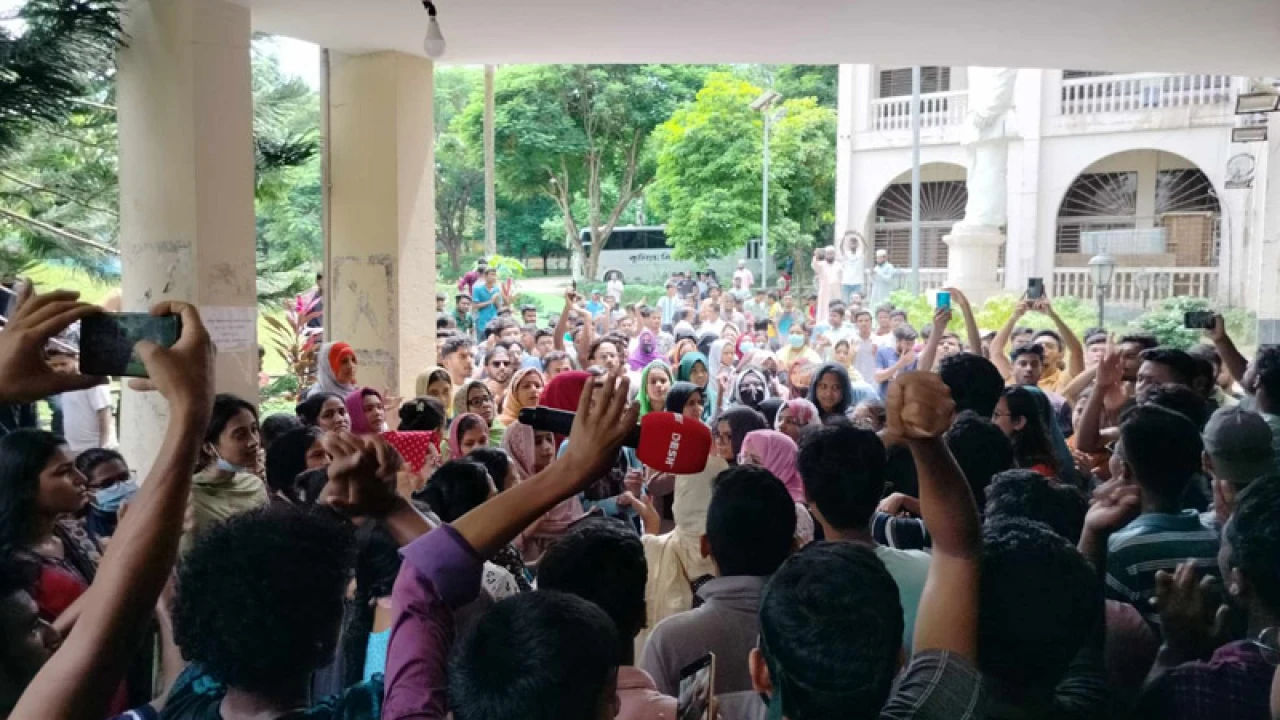 হল ছাড়তে নারাজ কুবি শিক্ষার্থীরা