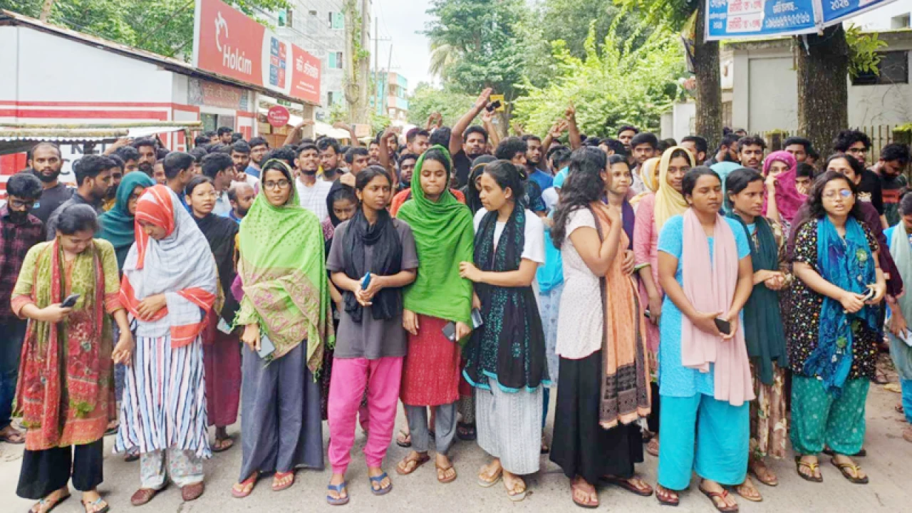 হল ত্যাগের নির্দেশ, ক্যাম্পাস ছাড়তে নারাজ জাবি শিক্ষার্থীরা