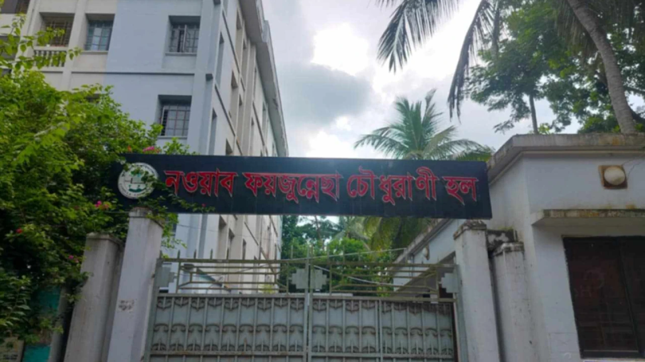 কক্ষে কর্মচারী পাঠিয়ে ছাত্রীদের হল ছাড়তে বলাচ্ছেন কুবির প্রভোস্ট