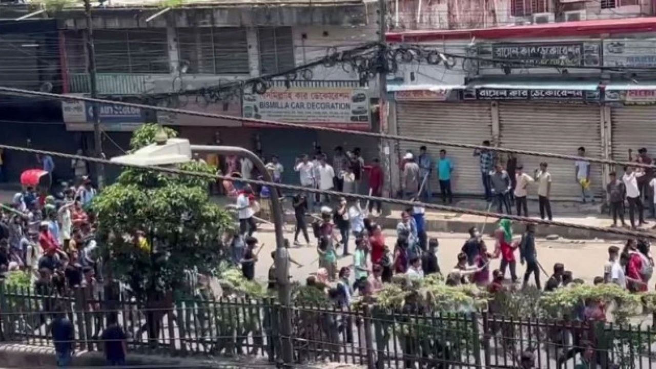 আন্দোলনকারীদের দখলে প্রগতি সরণি