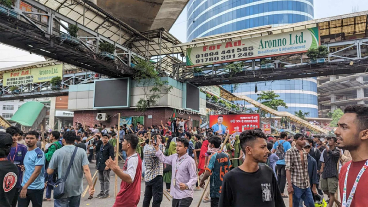 আন্দোলনকারীদের ধাওয়ায় আওয়ামী লীগের সমাবেশ পণ্ড