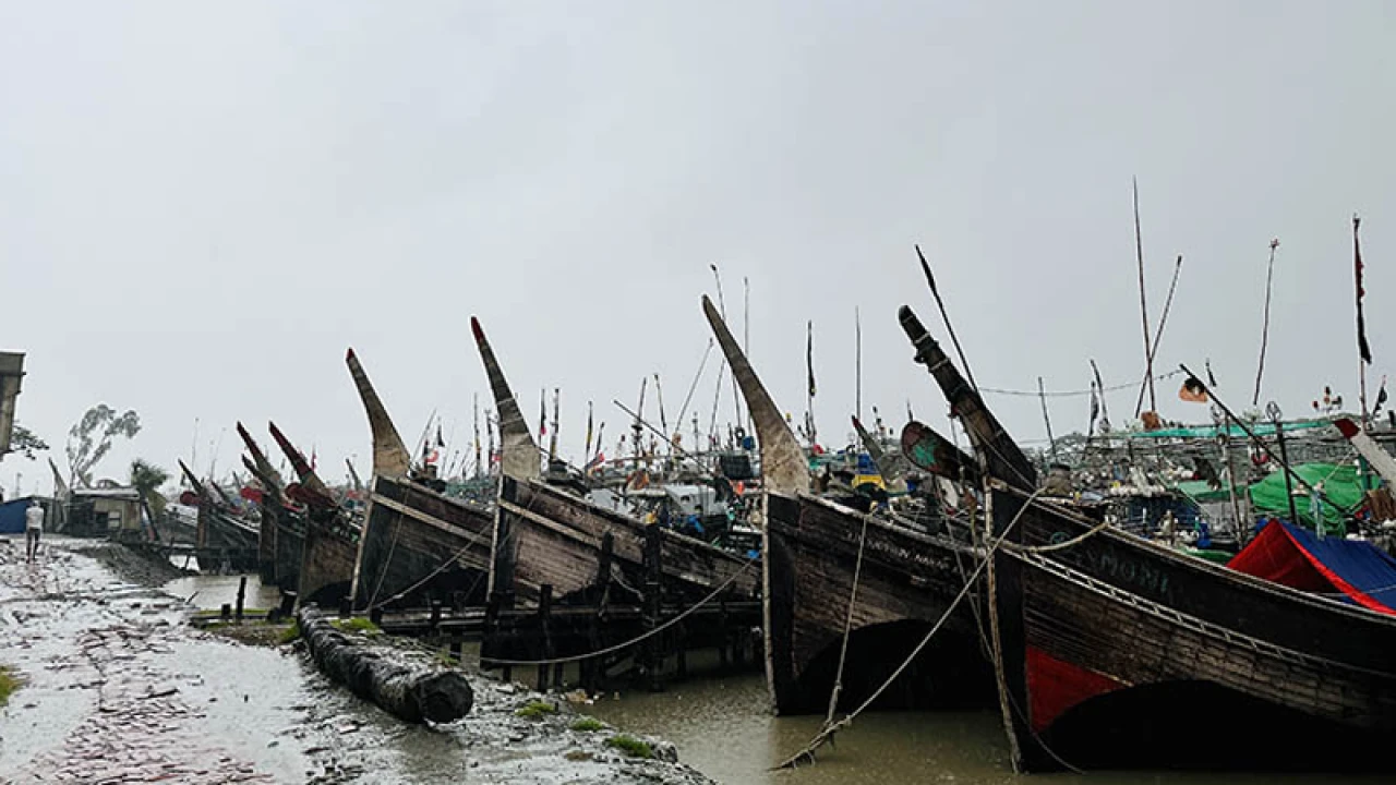 নিষেধাজ্ঞা শেষ হলেও সাগরে নামতে পারছে না জেলেরা
