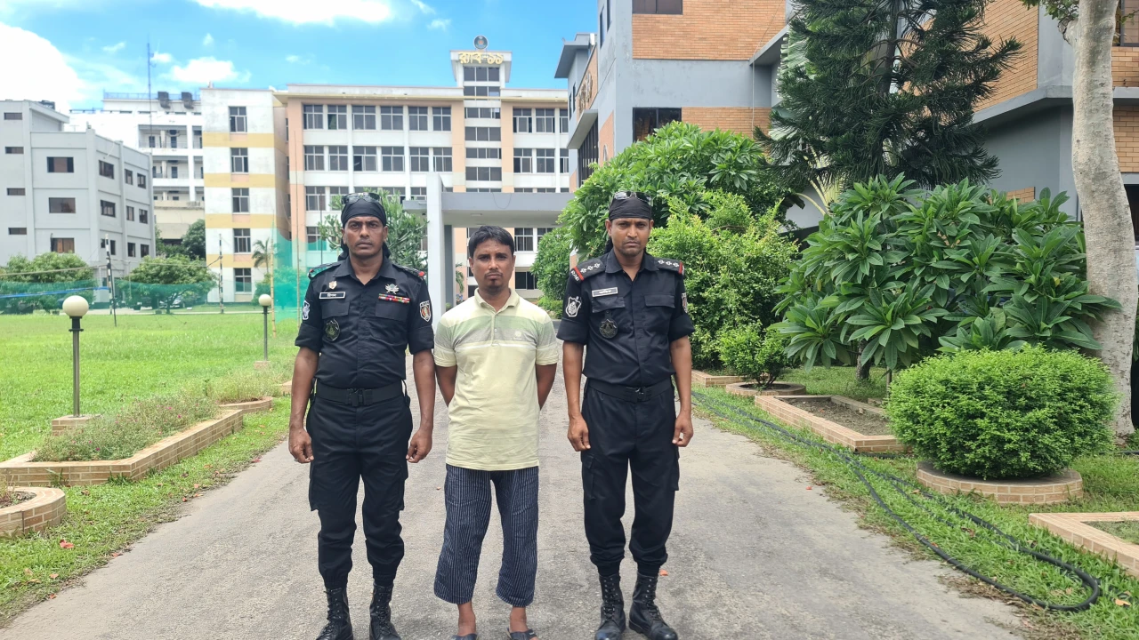 প্রেমের বাজারে এসে ধরা কারাগার থেকে পালানো ফারুক