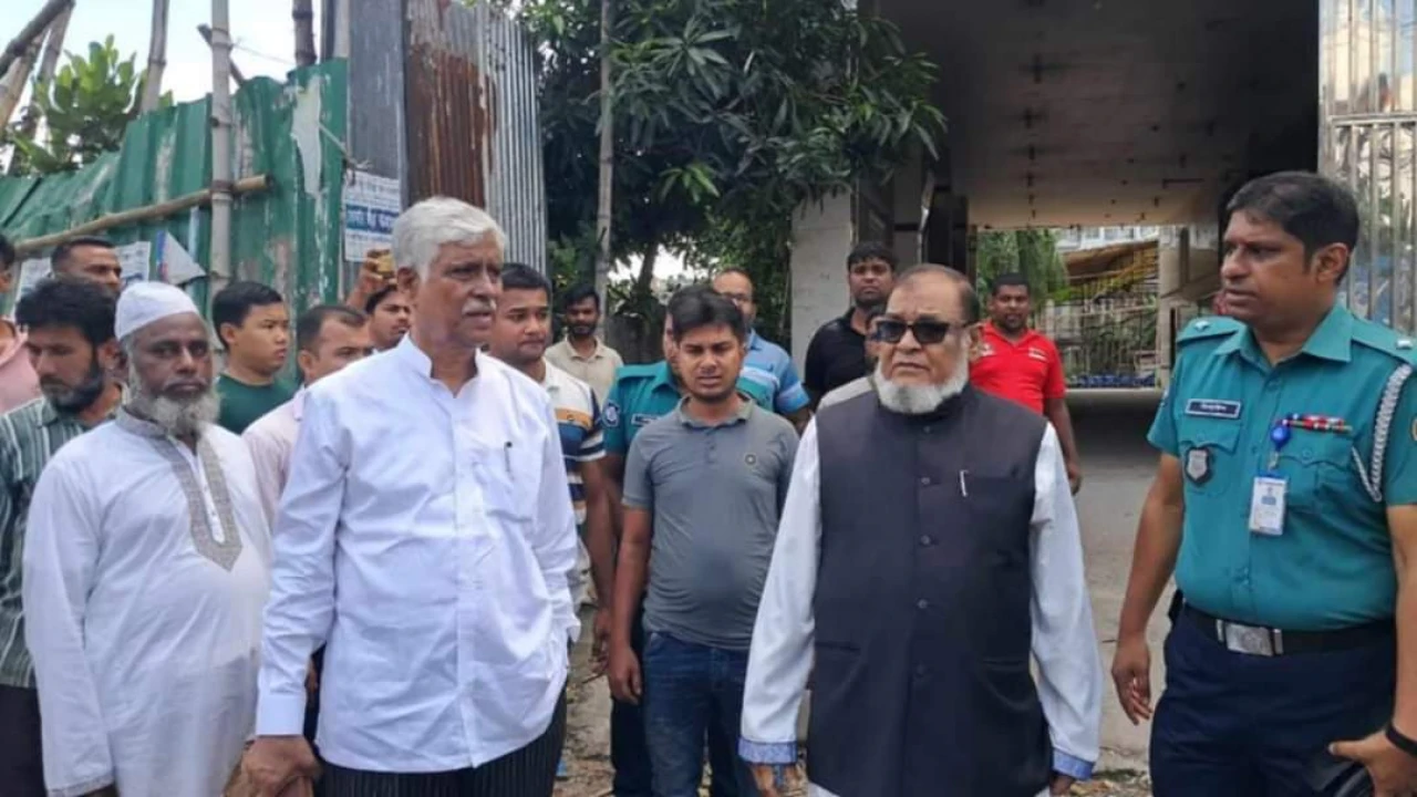 গাজীপুর সিটি মেয়রের ক্ষতিগ্রস্ত বাসায় আওয়ামী লীগের নেতারা