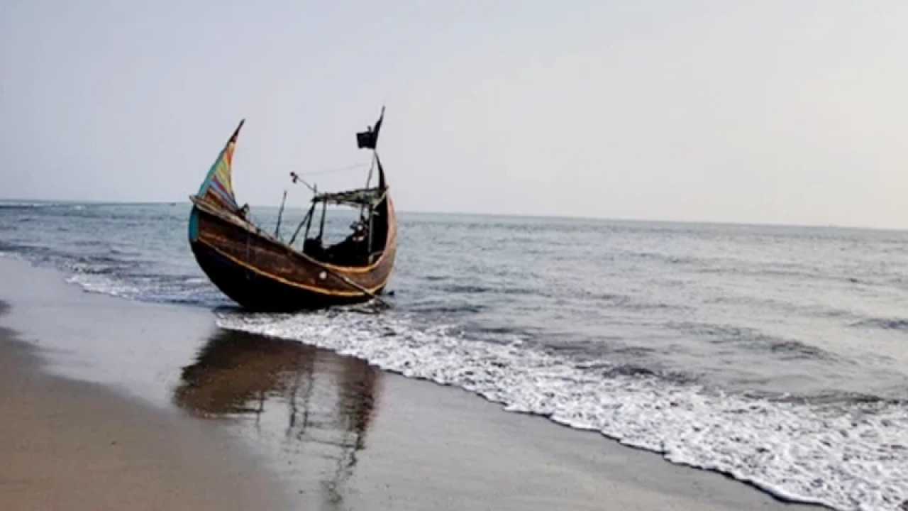 টেকনাফে ট্রলারডুবি, সৈকতে ভেসে এল ২ জনের মরদেহ