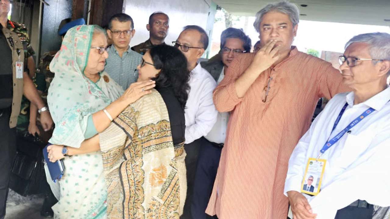 ধ্বংসযজ্ঞ দেখে অশ্রুসিক্ত প্রধানমন্ত্রী