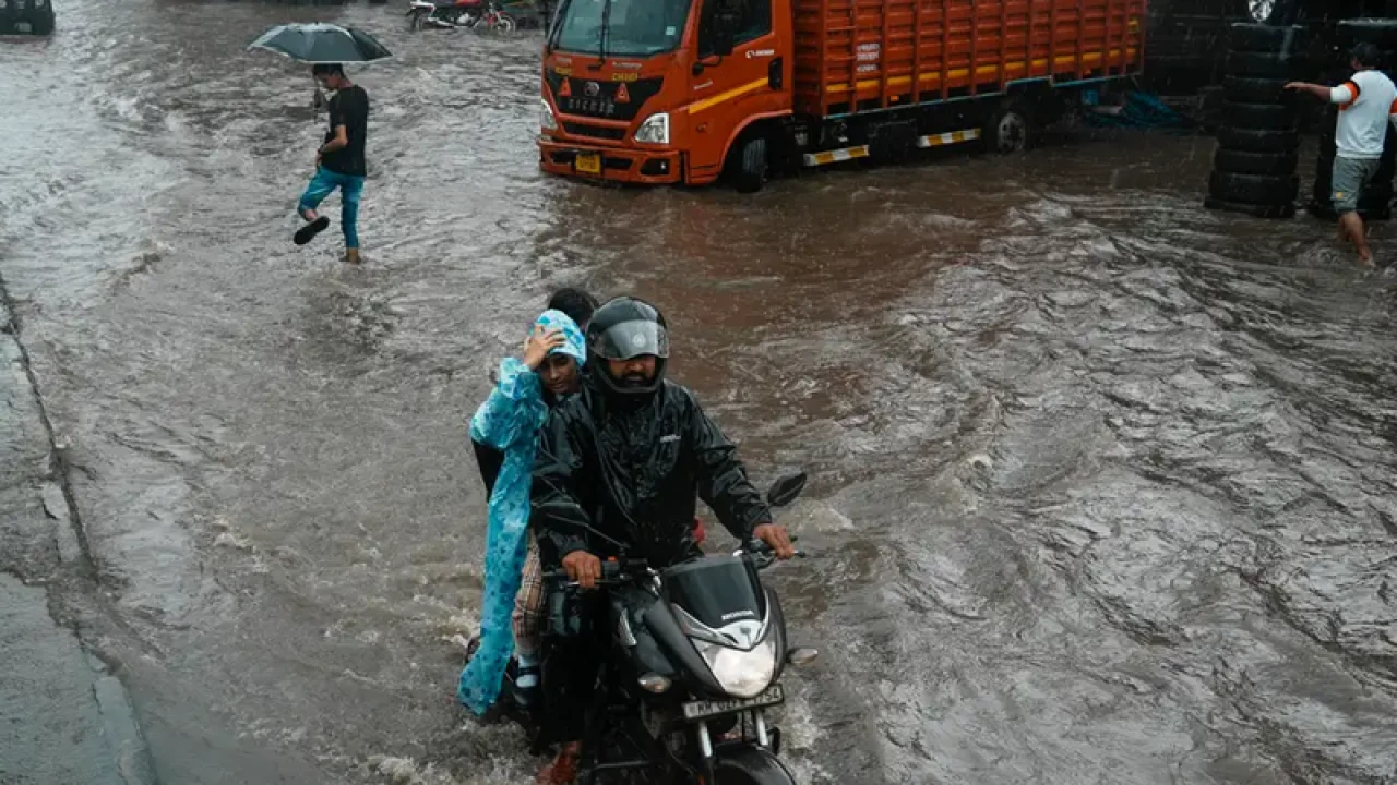বৃষ্টিতে বিপর্যস্ত মহারাষ্ট্র, মুম্বাইয়ে রেড অ্যালার্ট