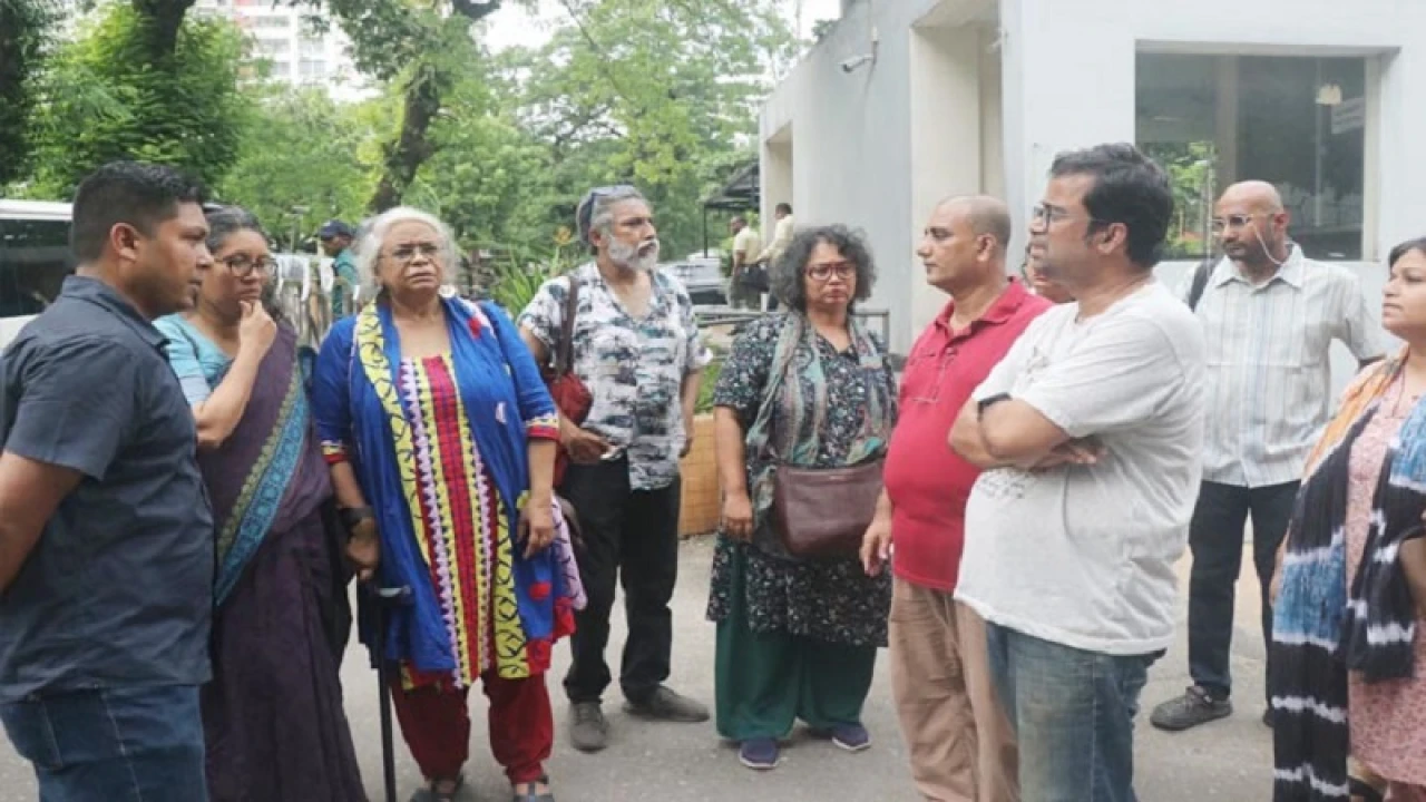 ১২ শিক্ষক কেন ডিবি কার্যালয়ে