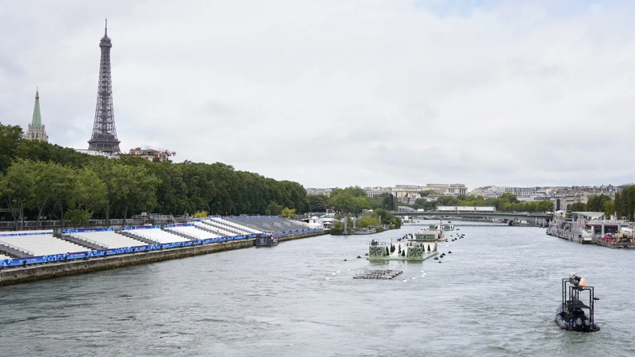 প্যারিসের সিন নদীতে দূষণ, বাতিল হলো অনুশীলন