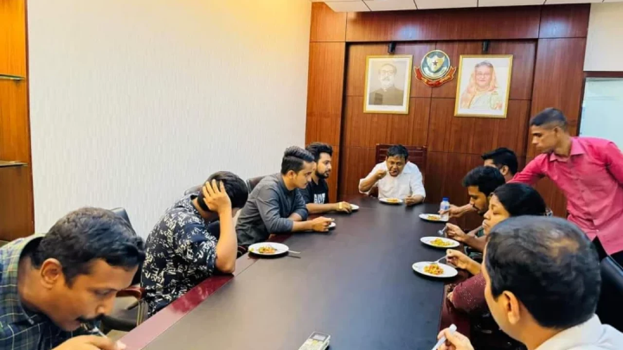 সমন্বয়কদের সঙ্গে চওমিন খেলেন ডিবির হারুন, ছবি ভাইরাল