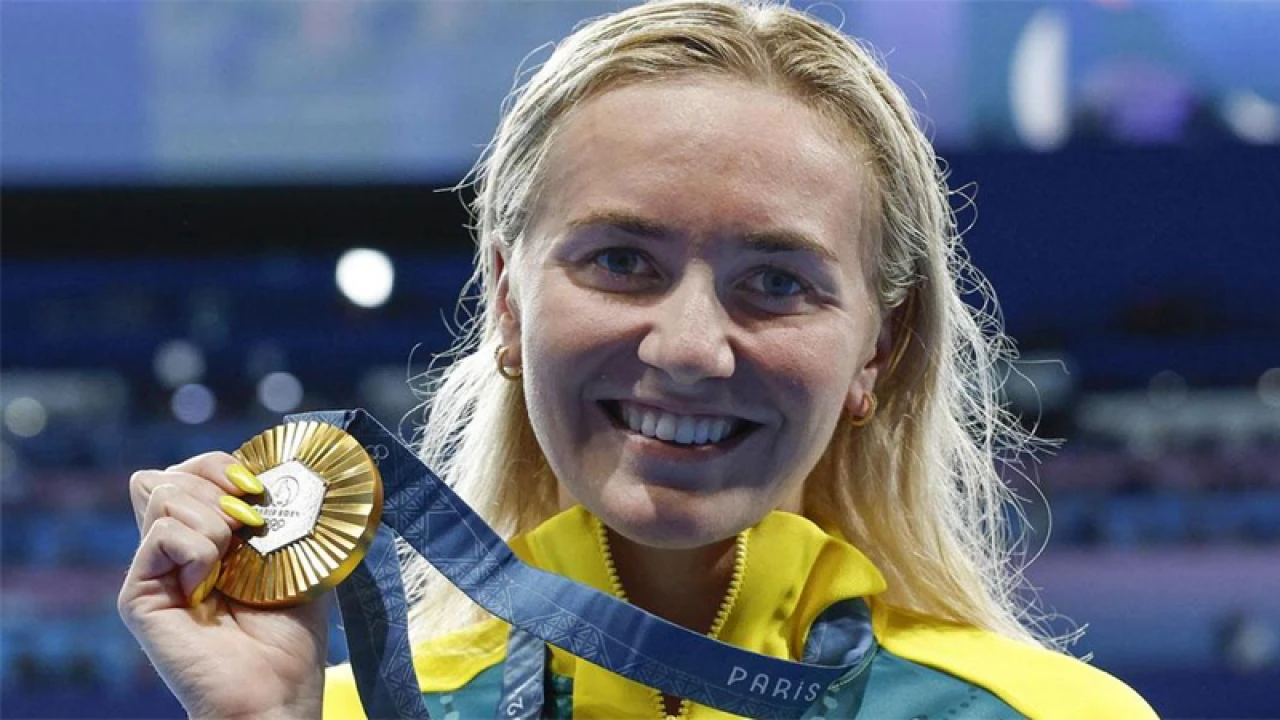 প্যারিসে পুল কাঁপালেন অস্ট্রেলিয়ান সুন্দরী