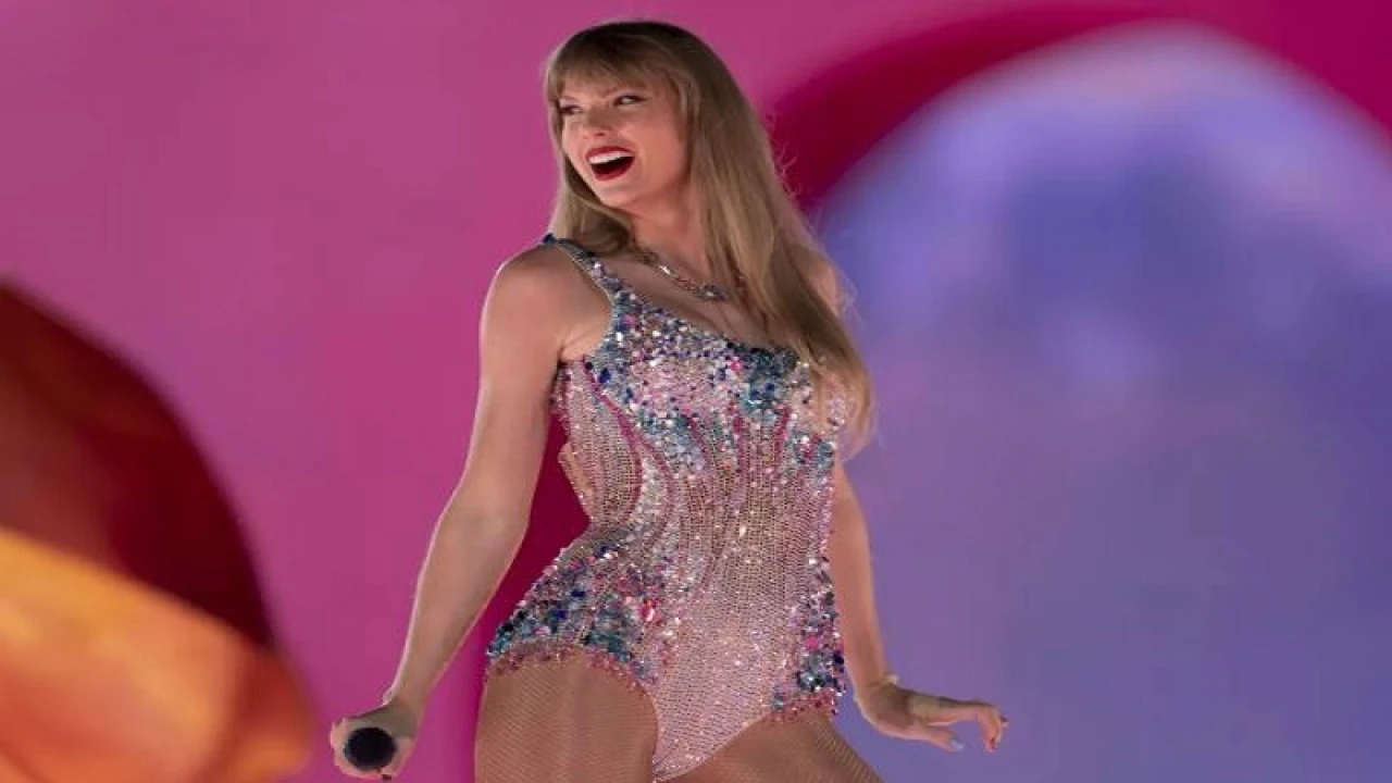 স্টেডিয়ামের বাইরেই ৫০ হাজার শ্রোতা