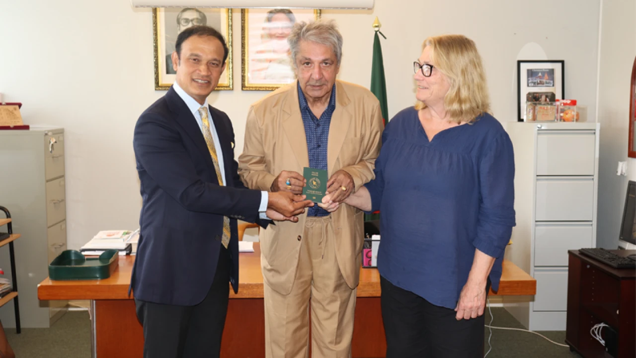 সৈয়দ আসিফ শাহকারকে বাংলাদেশি পাসপোর্ট প্রদান