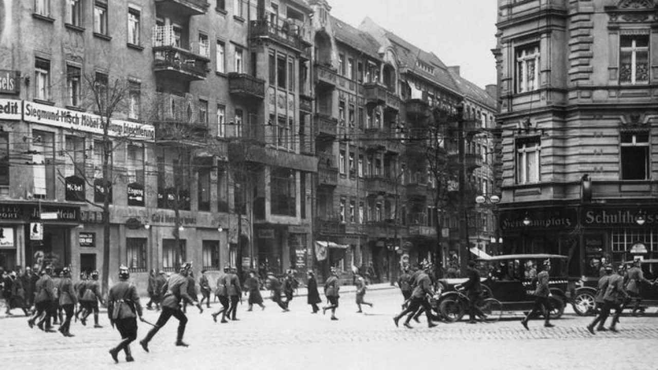 ‘এয়েইমারে জার্মানি প্রজাতন্ত্র ঘোষণা করে’