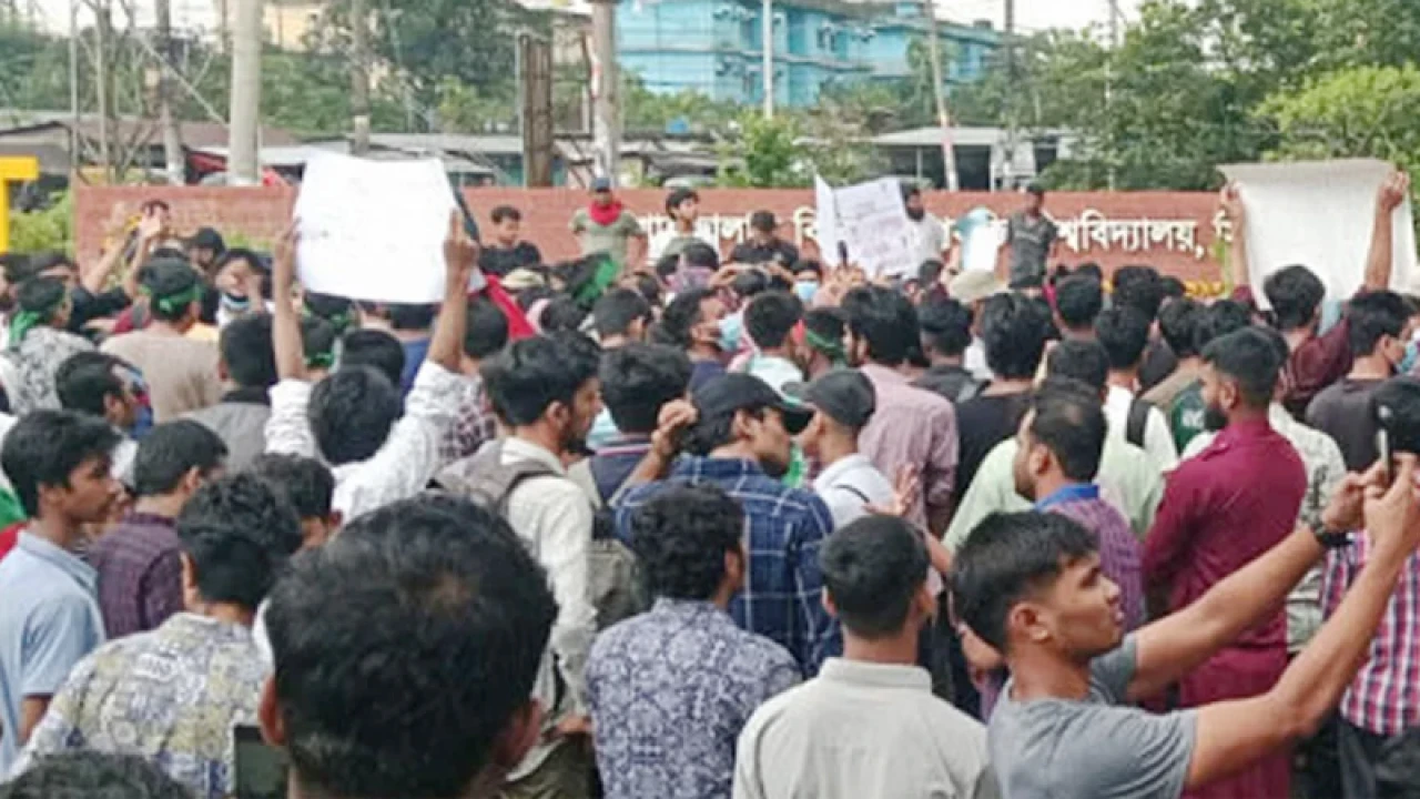 সিলেটে আন্দোলনকারী-পুলিশ সংঘর্ষ, টিয়ারশেল নিক্ষেপ