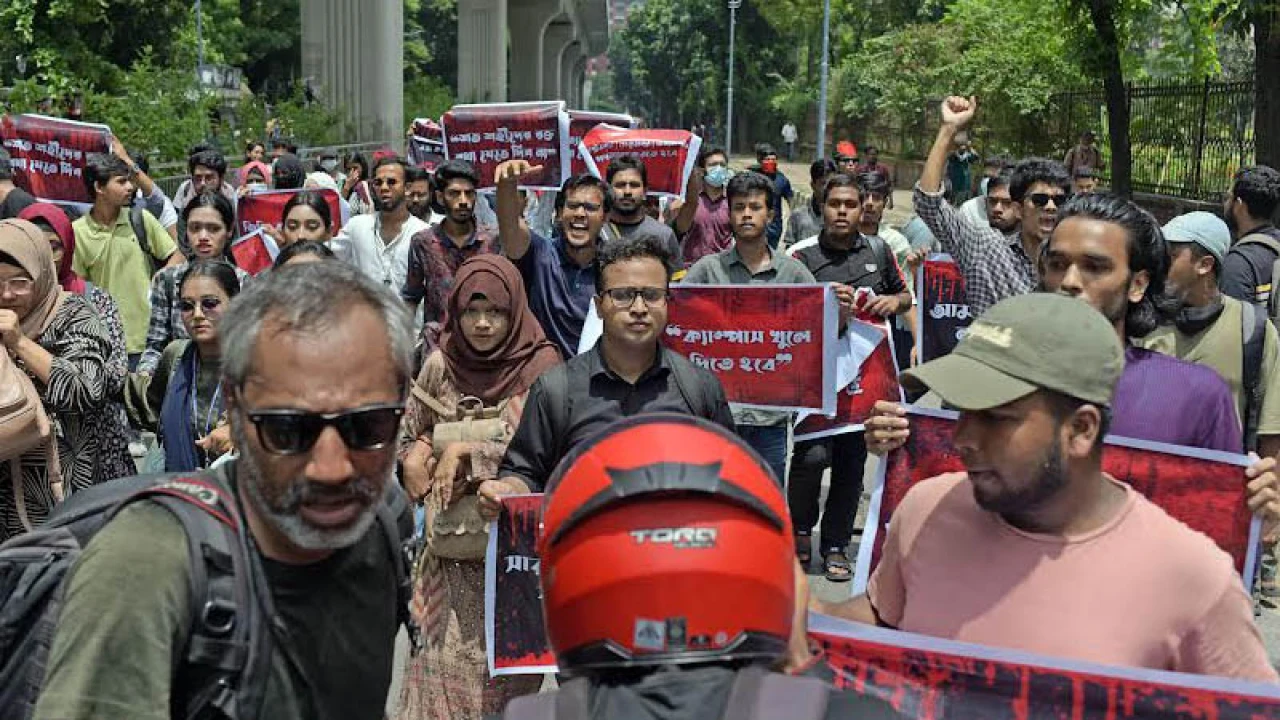 ব্যারিকেড ভেঙে সুপ্রিম কোর্ট প্রাঙ্গণে শিক্ষার্থীরা