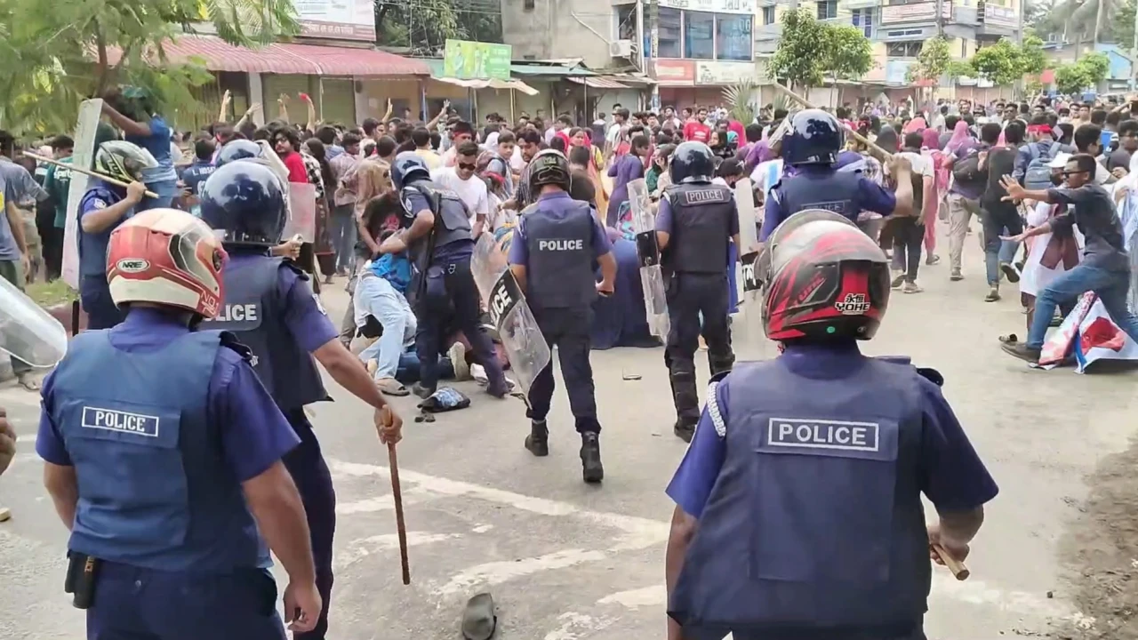 ঠাকুরগাঁওয়ে শিক্ষার্থীদের আন্দোলনে পুলিশের লাঠিচার্জ