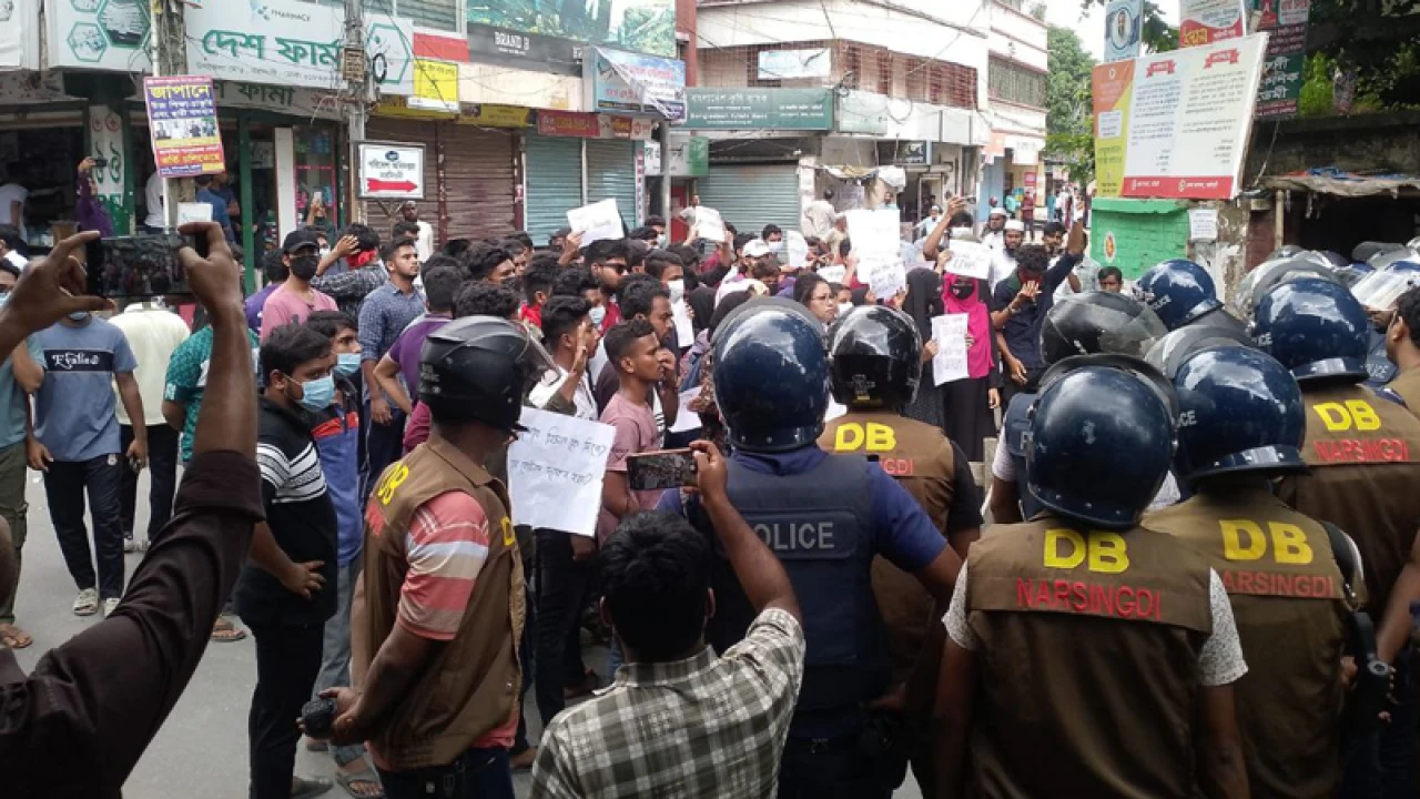 নরসিংদীতে শিক্ষার্থীদের বিক্ষোভে পুলিশের বাধা