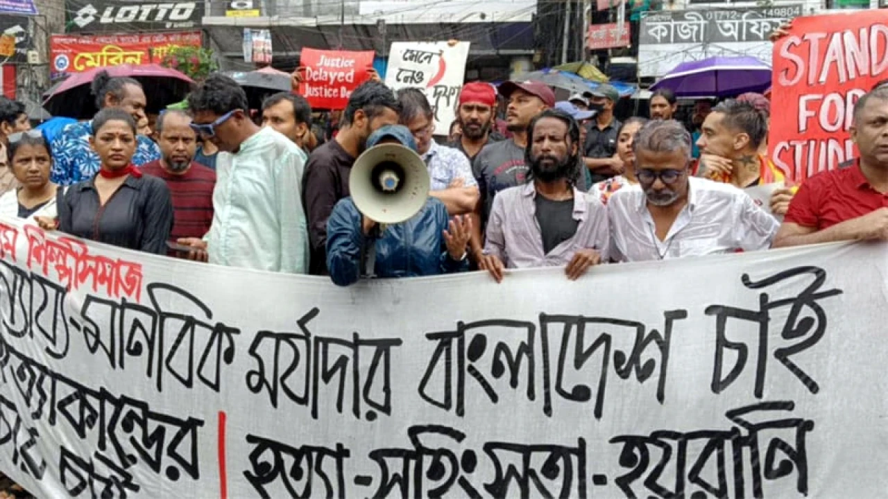 শিক্ষার্থীদের জন্য রাজপথে তারকারা