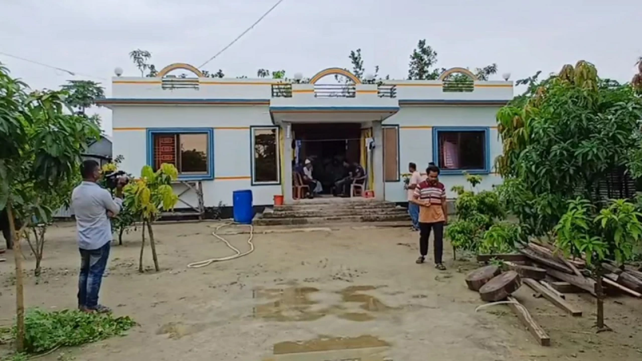 স্বর্ণালংকারসহ ২০ লাখ টাকার মালামাল লুট, রেখে গেছে মোবাইল ফোন